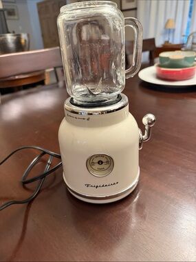 Frigidaire Cream Retro Personal Blender with Glass Jar